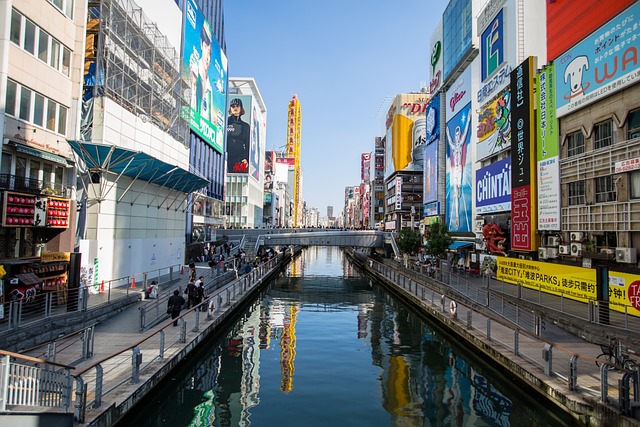 「沿線への誇りを礎に、関西にダイバーシティを築く事業家集団」という企業像を掲げる南海電鉄の本店がある街「なんば」